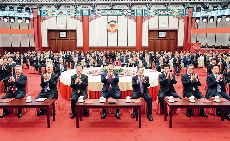 2023年12月29日，全國政協(xié)在北京舉行新年茶話會(huì)。黨和國家領(lǐng)導(dǎo)人習(xí)近平、李強(qiáng)、趙樂際、王滬寧、蔡奇、丁薛祥、李希、韓正出席茶話會(huì)并觀看演出。 新華社記者 鞠鵬/攝