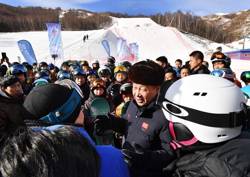 2017年1月23日，習近平總書記在云頂滑雪場同正在集訓的國家滑雪隊運動員及滑雪愛好者親切交談。