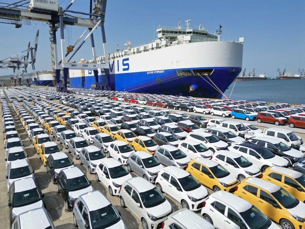 △2023年7月5日，大批出口商品車集結山東煙臺港準備通過汽車滾裝船發(fā)運。