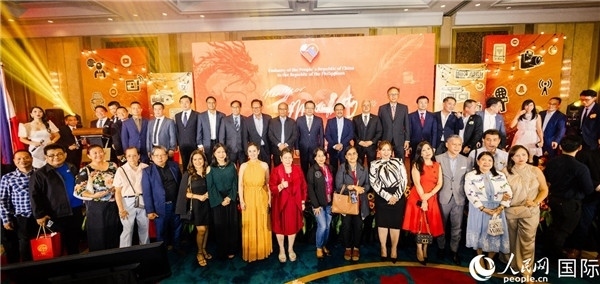 出席駐菲律賓使館2024年新年媒體沙龍部分嘉賓代表合影。人民網(wǎng)記者樊帆 攝