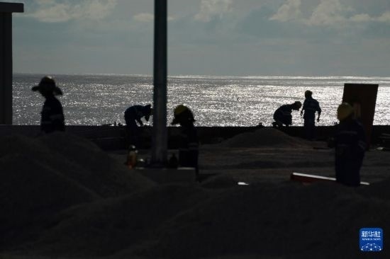 1月18日，工作人員在瑙魯艾沃港碼頭升級改造項目工地工作。新華社記者 王申 攝