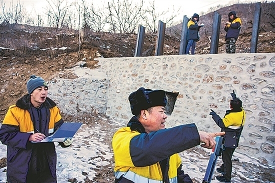 1月15日，門頭溝區(qū)妙峰山鎮(zhèn)，來自中國鐵路北京局的單秀松（左二）與同事正在鐵路線上進(jìn)行防洪隱患排查工作。