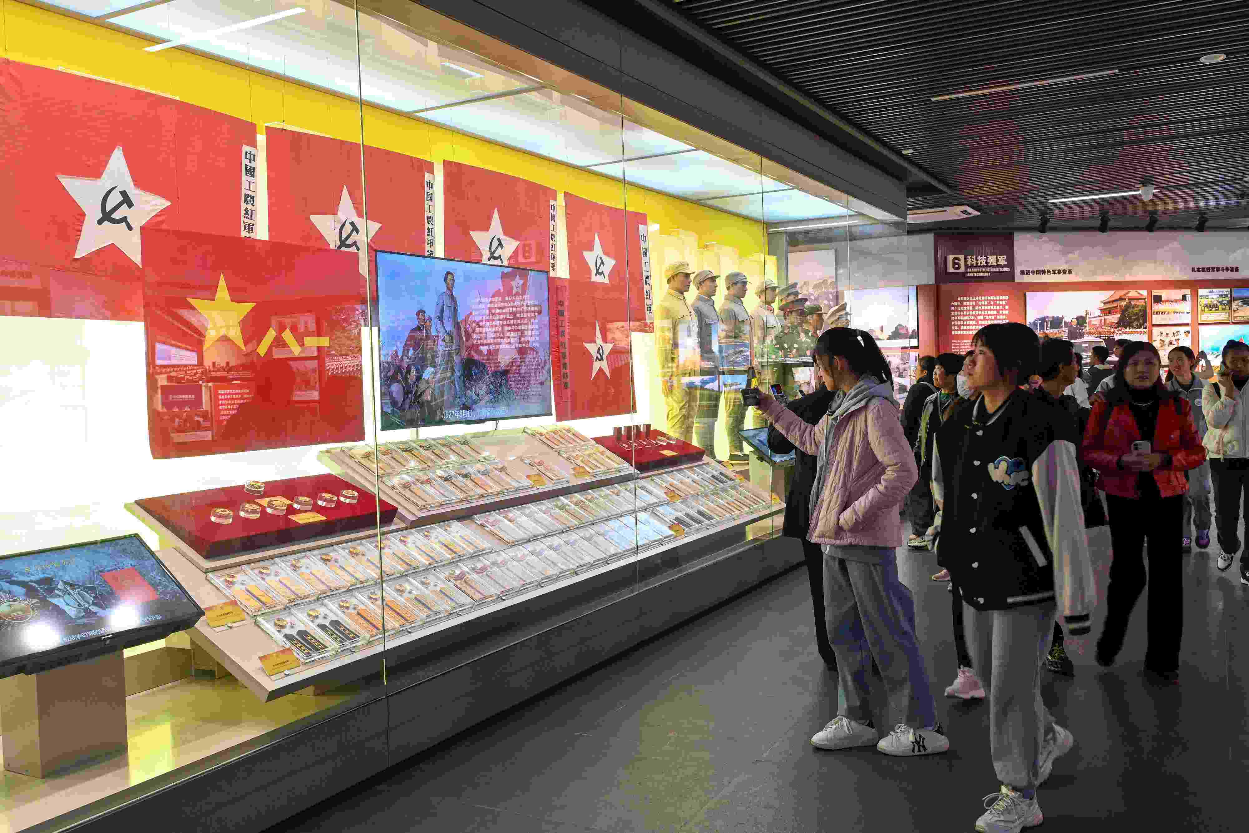 2023年11月15日，游客游覽參觀南昌八一起義紀(jì)念館，感受體驗(yàn)紅色文化的教育。