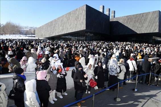 2024年1月15日，哈爾濱，侵華日軍第七三一部隊(duì)罪證陳列館門(mén)口排隊(duì)的游客整齊有序。