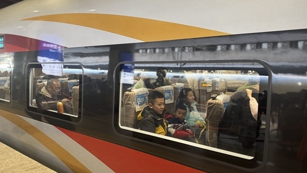 旅客乘坐高鐵列車。中國鐵路北京局供圖
