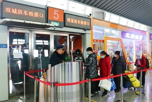 哈西公路客運(yùn)站內(nèi)旅客檢票排隊(duì)上車。黑龍江省交通運(yùn)輸廳供圖