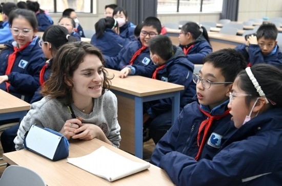  2023年12月18日，在西安新城區(qū)后宰門小學進行的中法校園文化周法語語言沙龍上，西安法語聯(lián)盟的老師與學生進行互動。新華社記者 劉瀟 攝