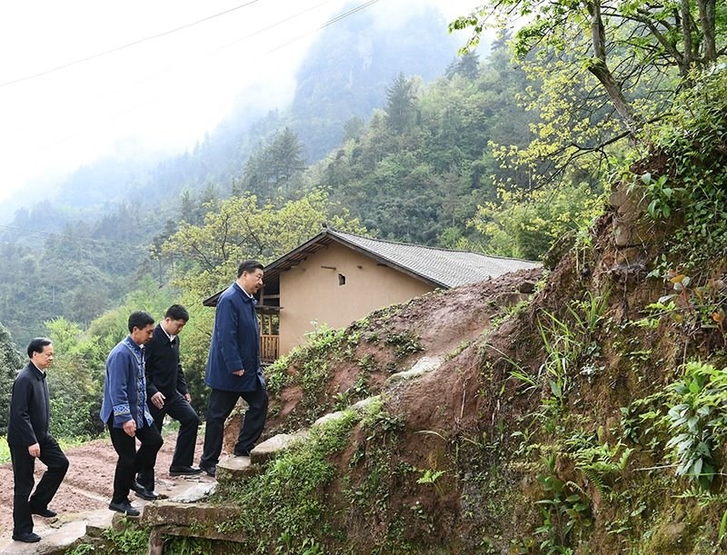2019年4月15日，在重慶石柱土家族自治縣中益鄉(xiāng)華溪村，習(xí)近平總書記踏著濕滑的石階登上陡坡，前往貧困戶譚登周家看望。
