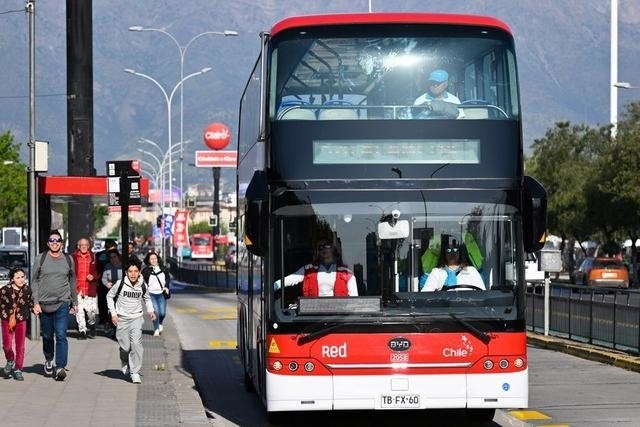 2023年10月31日，一輛由中國制造的新能源公交車行駛在智利首都圣地亞哥的主城區(qū)。新華社記者 辛悅衛(wèi)攝