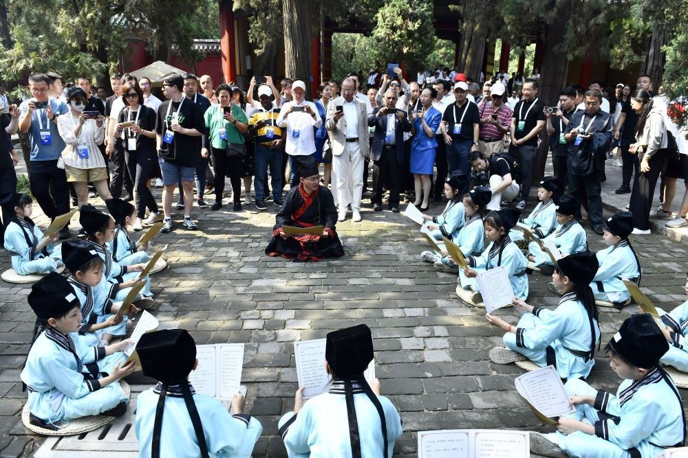 2023年6月27日，在曲阜孔廟，嘉賓和游客在聆聽(tīng)孩子們誦讀《論語(yǔ)》。