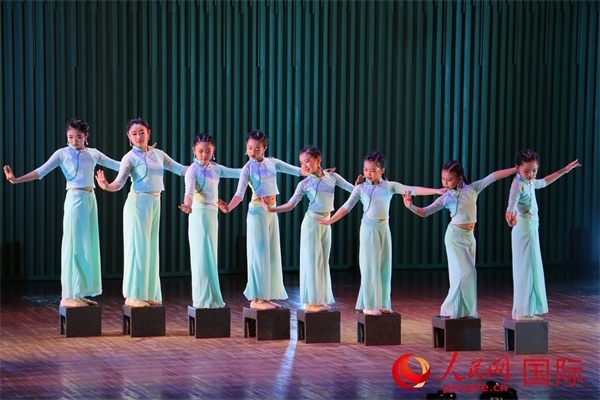 古典舞《碇步橋》。人民網(wǎng) 許可攝