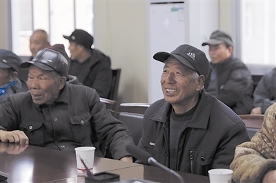  圖③：農(nóng)民工臉上洋溢著笑容。