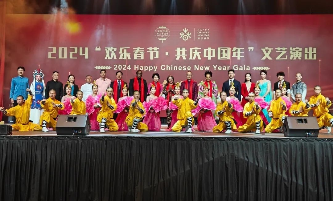 全體嘉賓和演員合影。中國駐南非大使館供圖