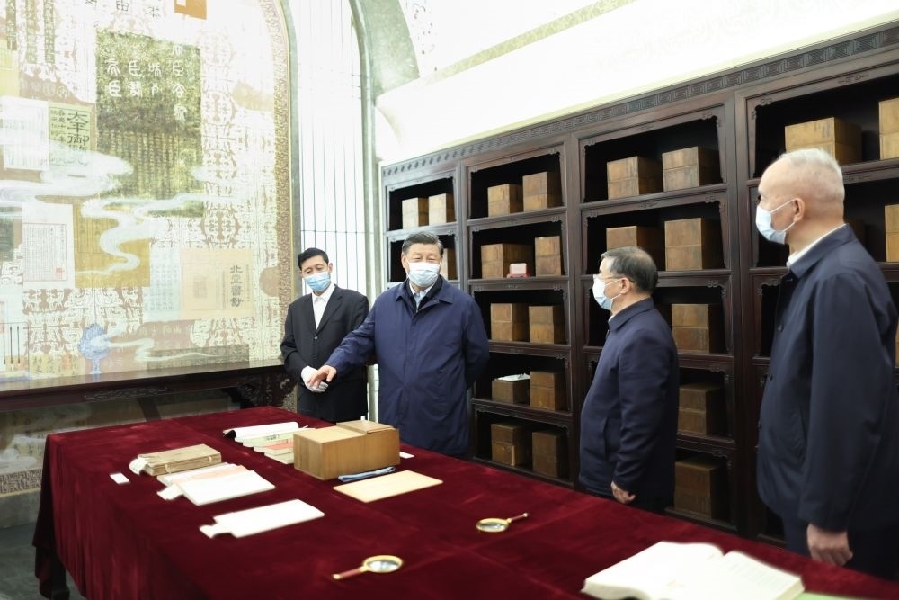 2023年6月1日下午，習(xí)近平在位于北京的中國(guó)國(guó)家版本館考察時(shí)，在蘭臺(tái)洞庫(kù)了解館藏精品版本保存情況。新華社記者 鞠鵬 攝