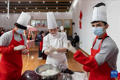 1月28日，在復(fù)旦大學(xué)第二附屬學(xué)校，美國馬斯卡廷中學(xué)學(xué)生展示自己制作的湯圓。 新華社記者 王翔 攝