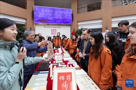 1月29日，在復(fù)旦大學(xué)，美國馬斯卡廷中學(xué)學(xué)生了解中國古籍裝幀與修復(fù)技術(shù)。 新華社記者 王翔 攝