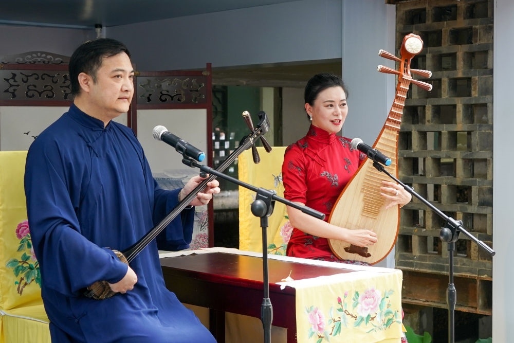 評彈藝人在蘇州平江路上的一家評彈店內(nèi)進行表演（2023年7月7日攝）。新華社記者 李博 攝