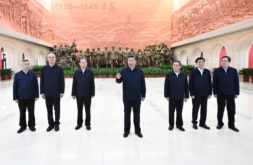 2022年10月27日，習(xí)近平在延安革命紀(jì)念館參觀(guān)《偉大歷程——中共中央在延安十三年歷史陳列》結(jié)束時(shí)發(fā)表重要講話(huà)。新華社記者 燕雁 攝