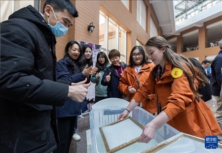 1月29日，在復(fù)旦大學(xué)，美國馬斯卡廷中學(xué)學(xué)生親身體驗古法制作紙張。 新華社記者 王翔 攝