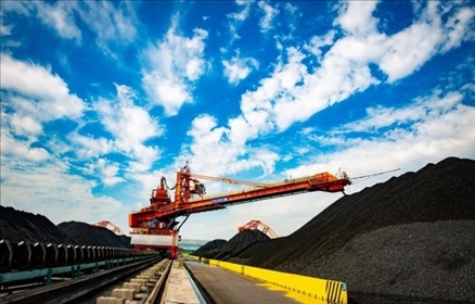 國家能源集團(tuán)黃驊港煤堆場堆料機(jī)正在作業(yè)。受訪者供圖