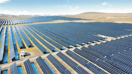 西藏華電色尼區(qū)12萬千瓦光伏發(fā)電項(xiàng)目電力保供項(xiàng)目航拍。趙書彬攝