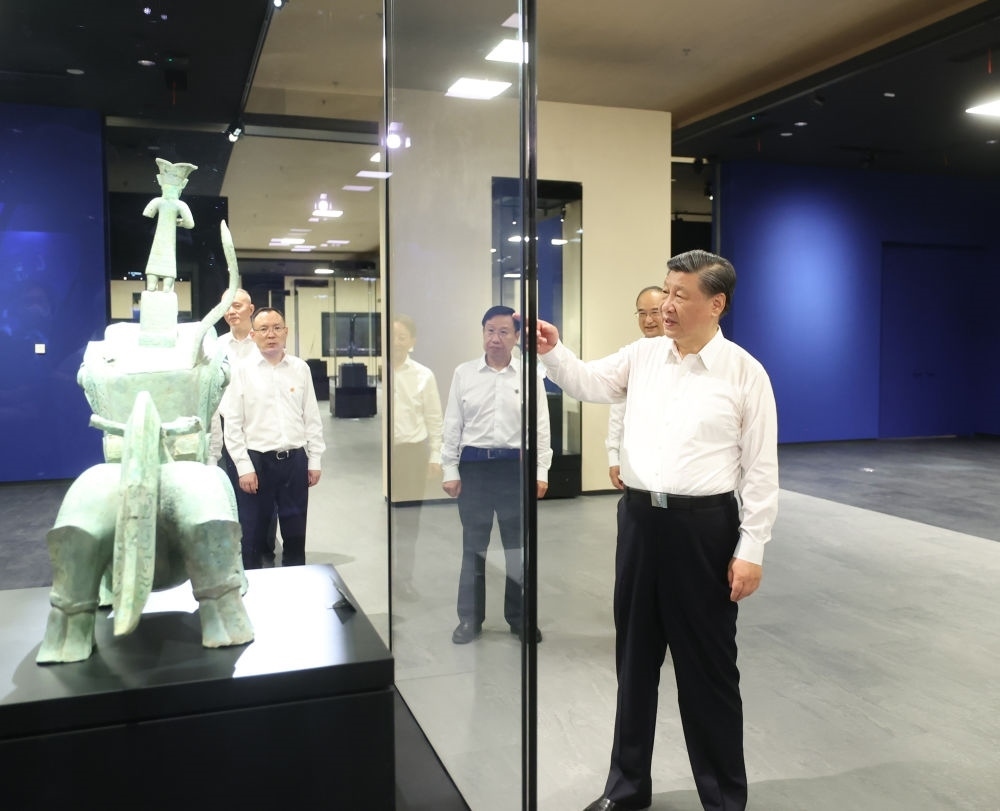2023年7月26日下午，習(xí)近平在位于四川省德陽(yáng)市廣漢市的三星堆博物館新館參觀(guān)。新華社記者 鞠鵬 攝