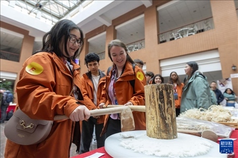 1月29日，在復(fù)旦大學(xué)，美國馬斯卡廷中學(xué)學(xué)生用錘子打紙漿，親身體驗古法制作紙張。 新華社記者 王翔 攝