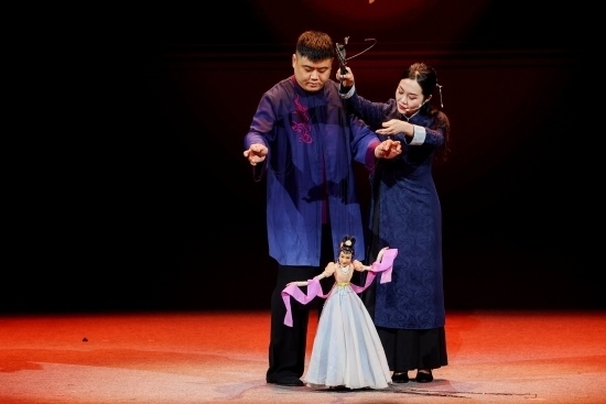“何以中國·向海泉州”網(wǎng)絡(luò)主題活動(dòng)現(xiàn)場(chǎng)，蔡思雅和搭檔表演提線木偶戲。