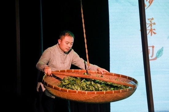 “何以中國·向海泉州”網(wǎng)絡(luò)主題活動(dòng)現(xiàn)場(chǎng)，魏嘉宏表演搖青。