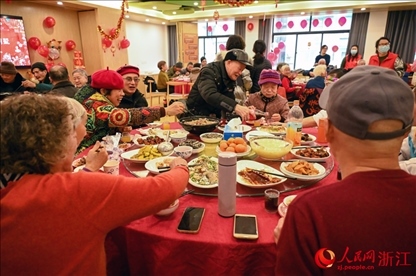 老人們享用公益年夜飯。人民網(wǎng)記者 葉賓得攝