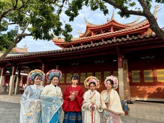 泰國留學(xué)生頭戴蟳埔簪花圍在開元寺留影。人民網(wǎng)記者 金慧慧攝
