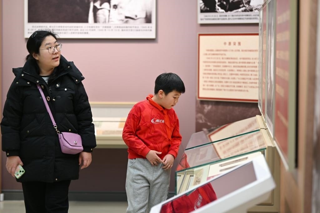 2024年1月28日，家長帶著孩子在平津戰(zhàn)役紀念館內參觀。