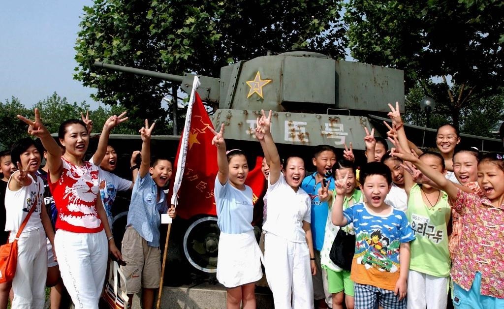 2003年7月31日，天津市紅橋區(qū)躍進里小學少先隊員來到平津戰(zhàn)役紀念館“功臣號坦克”前，開展以“揚軍威做革命接班人”為主題的隊日活動。“八一”建軍節(jié)前夕，天津市在少先隊員中廣泛開展“仰望革命英烈頌我軍威”等紀念活動。