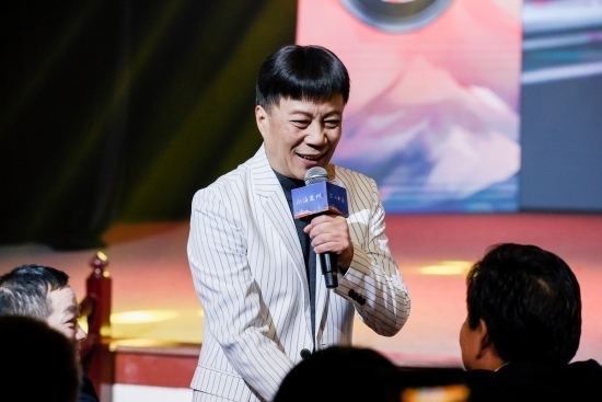 “何以中國(guó)·向海泉州”網(wǎng)絡(luò)主題活動(dòng)現(xiàn)場(chǎng)，陳百潭演出時(shí)與觀眾互動(dòng)。泉州廣播電視臺(tái)供圖