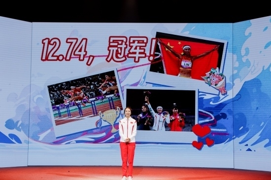 “何以中國(guó)·向海泉州”網(wǎng)絡(luò)主題活動(dòng)現(xiàn)場(chǎng)，林雨薇講述奪冠經(jīng)歷。泉州廣播電視臺(tái)供圖