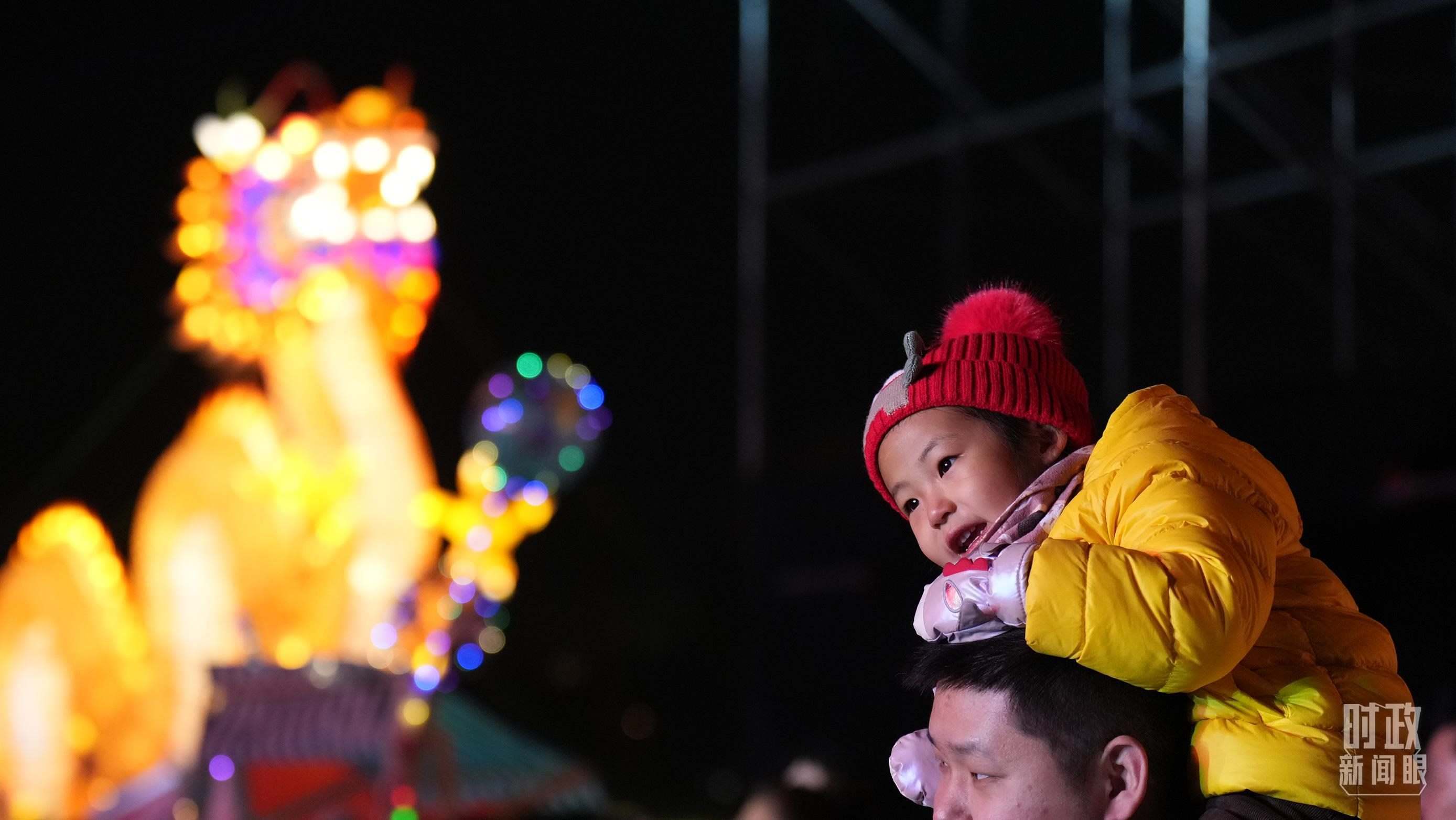 △夜幕降臨，天津市民紛紛來(lái)到楊柳青鎮(zhèn)觀花燈、迎新春。（總臺(tái)國(guó)廣記者李晉拍攝）