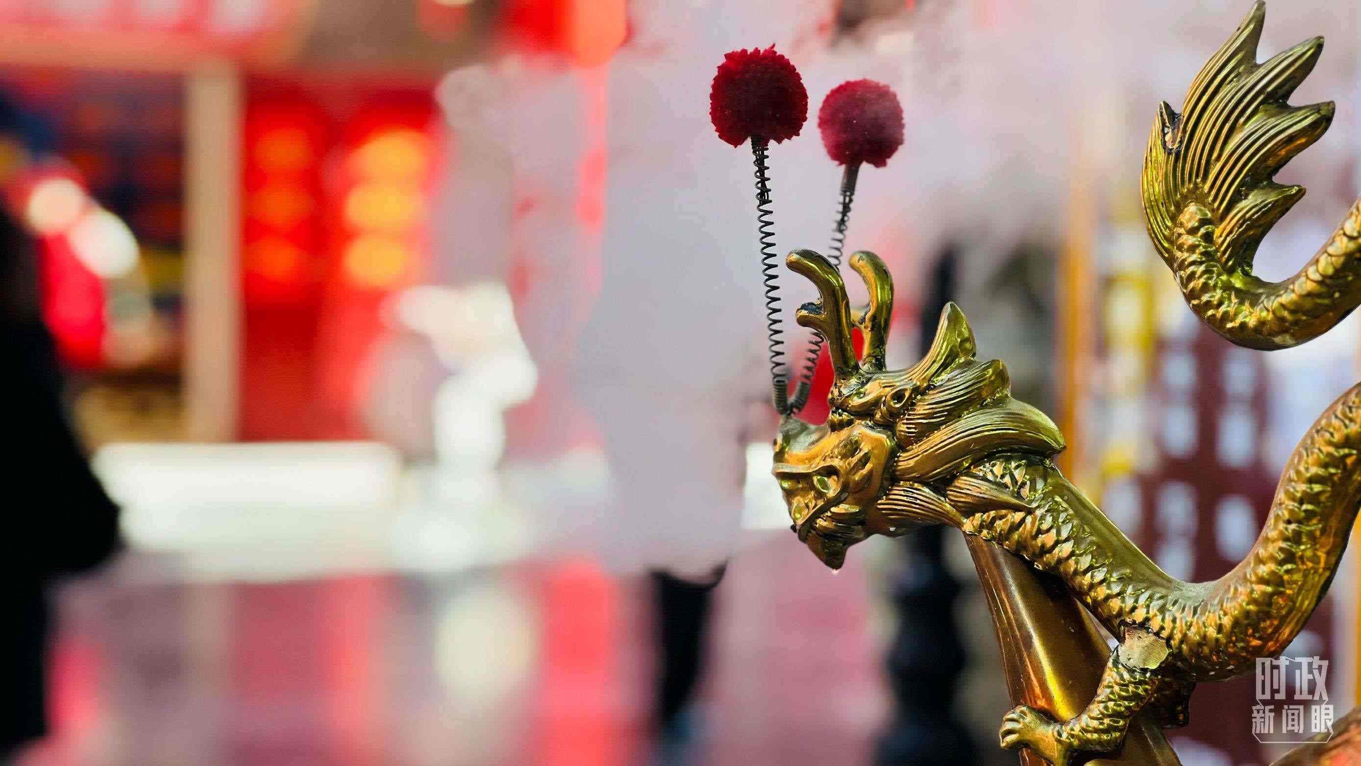 △龍年將至，天津古文化街上“龍”元素隨處可見(jiàn)。（總臺(tái)央視記者李煒拍攝）
