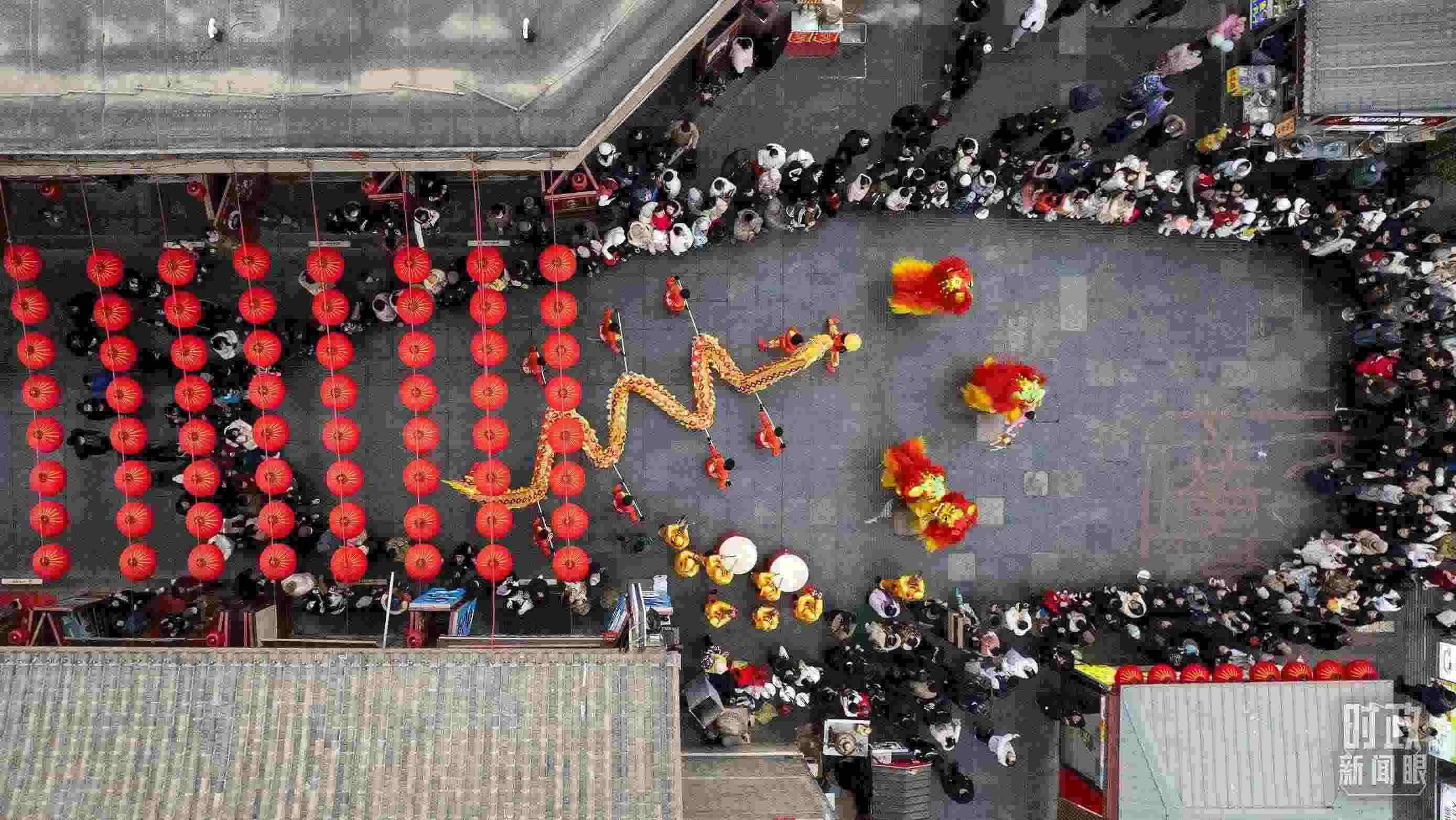 △天津古文化街上的舞龍舞獅表演，喜氣騰騰。（總臺(tái)國(guó)廣記者李晉拍攝）