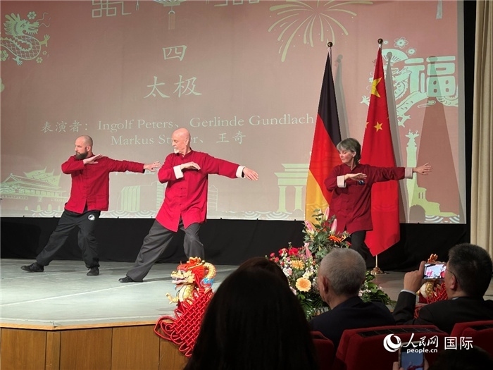 太極，表演者：Ingolf Peters、Gerlinde Gundlach、Markus Stüber