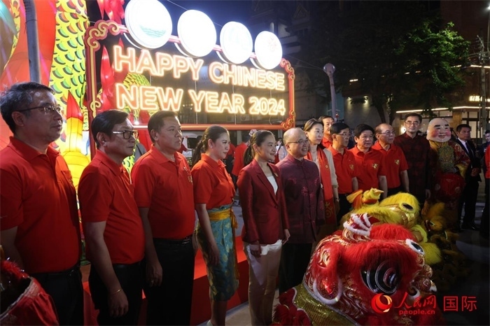 中泰嘉賓在曼谷唐人街耀華力路合影。 人民網(wǎng)記者 張矜若攝