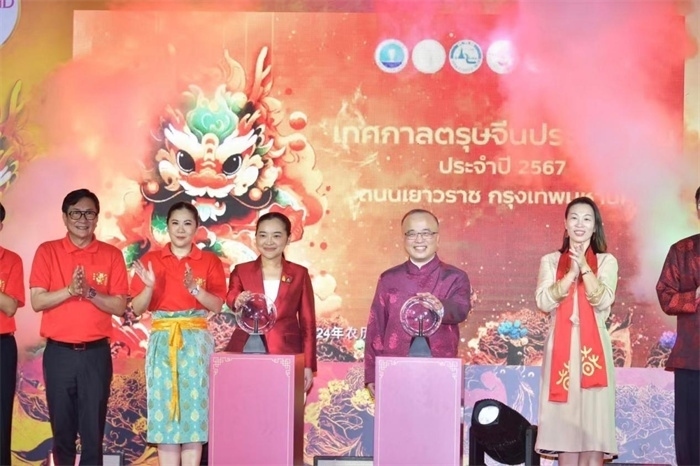 泰國(guó)旅游與體育部長(zhǎng)素妲婉、中國(guó)駐泰國(guó)使館公使吳志武代表中泰雙方同時(shí)觸按水晶球點(diǎn)亮龍頭彩燈。中國(guó)駐泰國(guó)使館供圖
