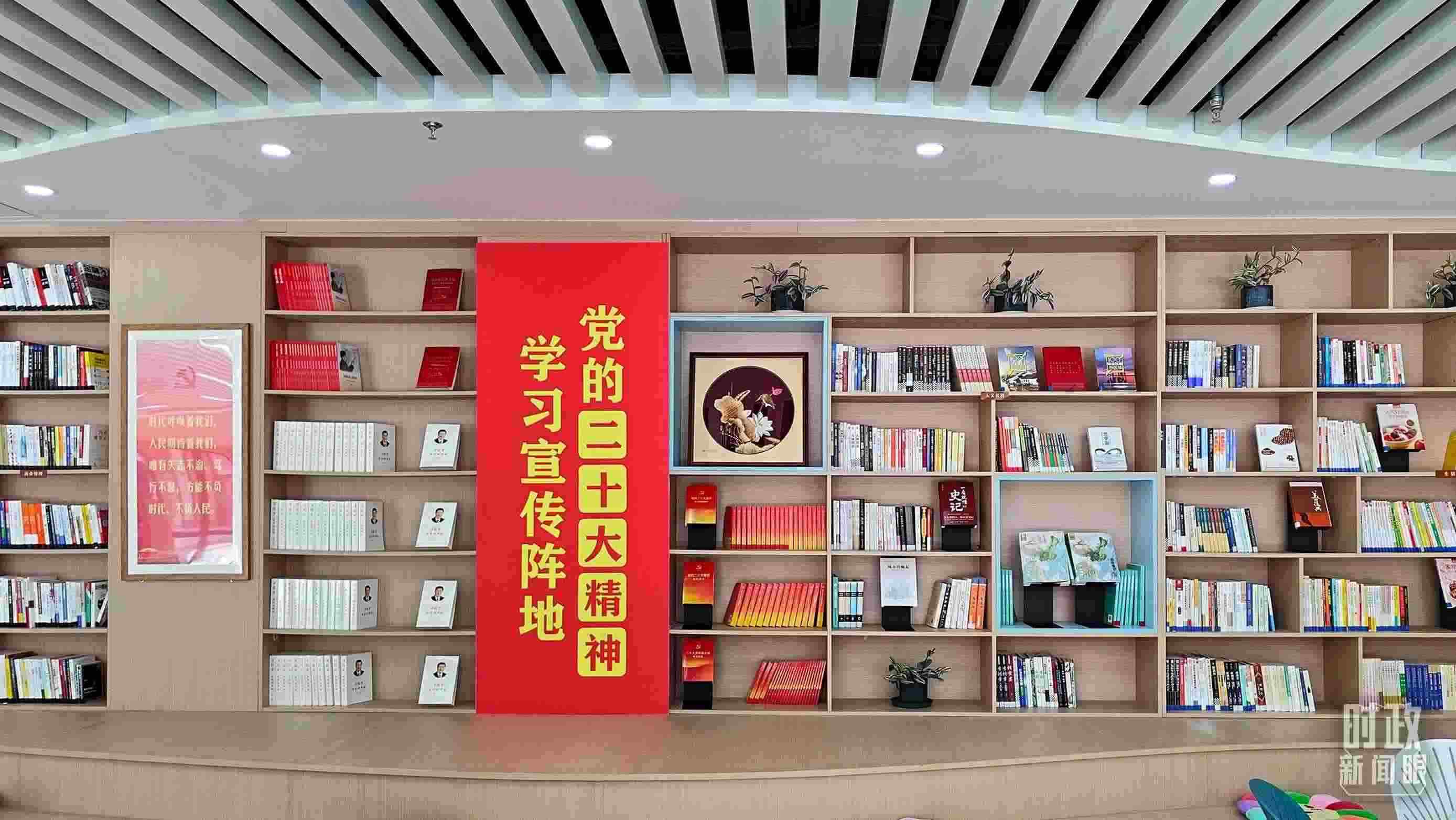 △雄安新區(qū)南文營社區(qū)黨群服務(wù)中心。2023年5月，習(xí)近平在這里強(qiáng)調(diào)要構(gòu)筑新時(shí)代宜業(yè)宜居的“人民之城”。（總臺(tái)央視記者楊立峰拍攝）