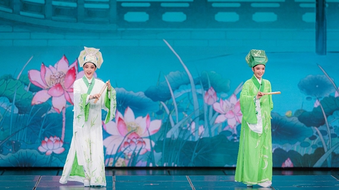 青年越劇演員陳麗君、李云霄彩排現(xiàn)場。主辦方供圖