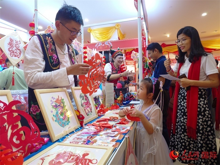 活動現(xiàn)場的剪紙展示。人民網(wǎng)記者 謝佳君攝