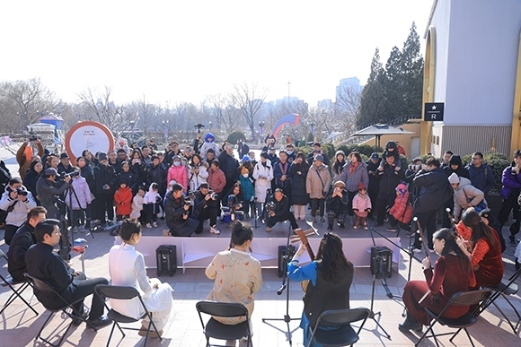 中國(guó)音樂(lè)學(xué)院“國(guó)樂(lè)快閃”演出。學(xué)校供圖