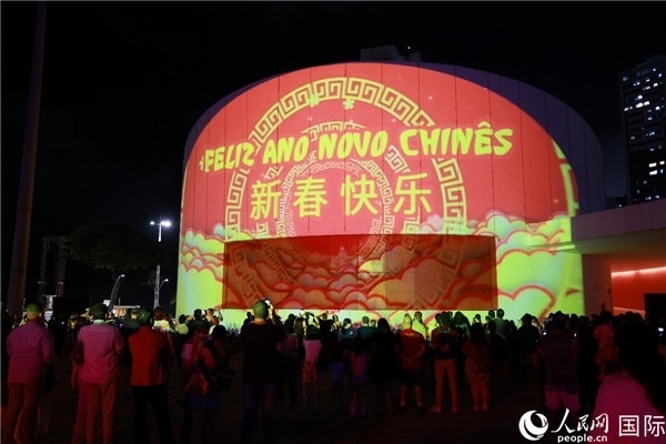 林度夫人公園內(nèi)劇院的外墻上投影出中國(guó)文化元素?zé)艄庑?。人民網(wǎng)記者 陳海琪攝