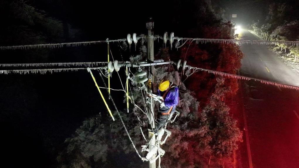 2月5日，電力工人在對供電線路進(jìn)行搶修。新華社發(fā)