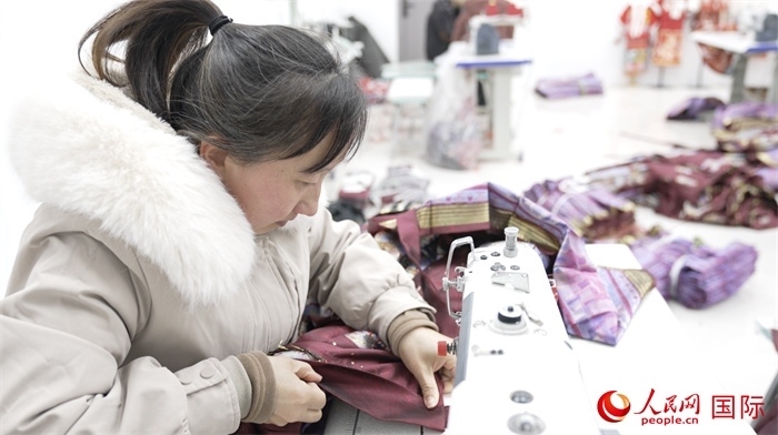 1月24日，在山東省菏澤市曹縣大集鎮(zhèn)云牧服飾有限公司，高燕正在縫制馬面裙。 人民網(wǎng)記者 袁蒙攝