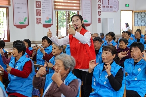 老人們正在學(xué)習(xí)手勢舞。