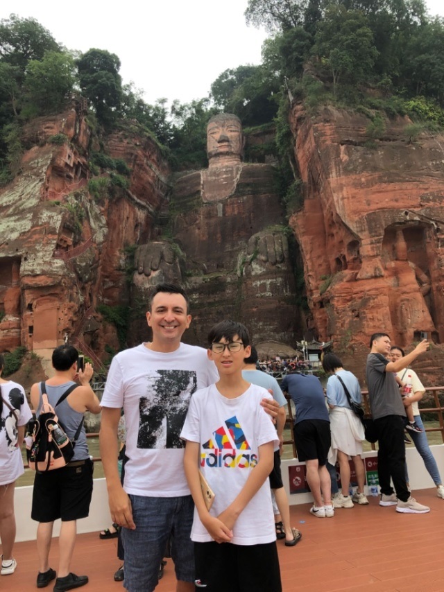 埃爾南多與兒子在廣東佛山。圖片由受訪者提供